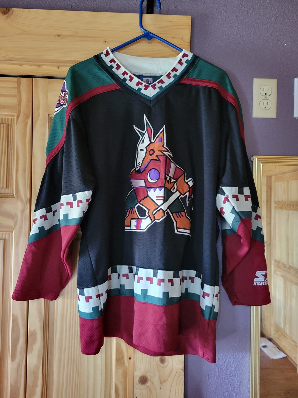 Vintage Arizona Coyotes Hockey Jersey